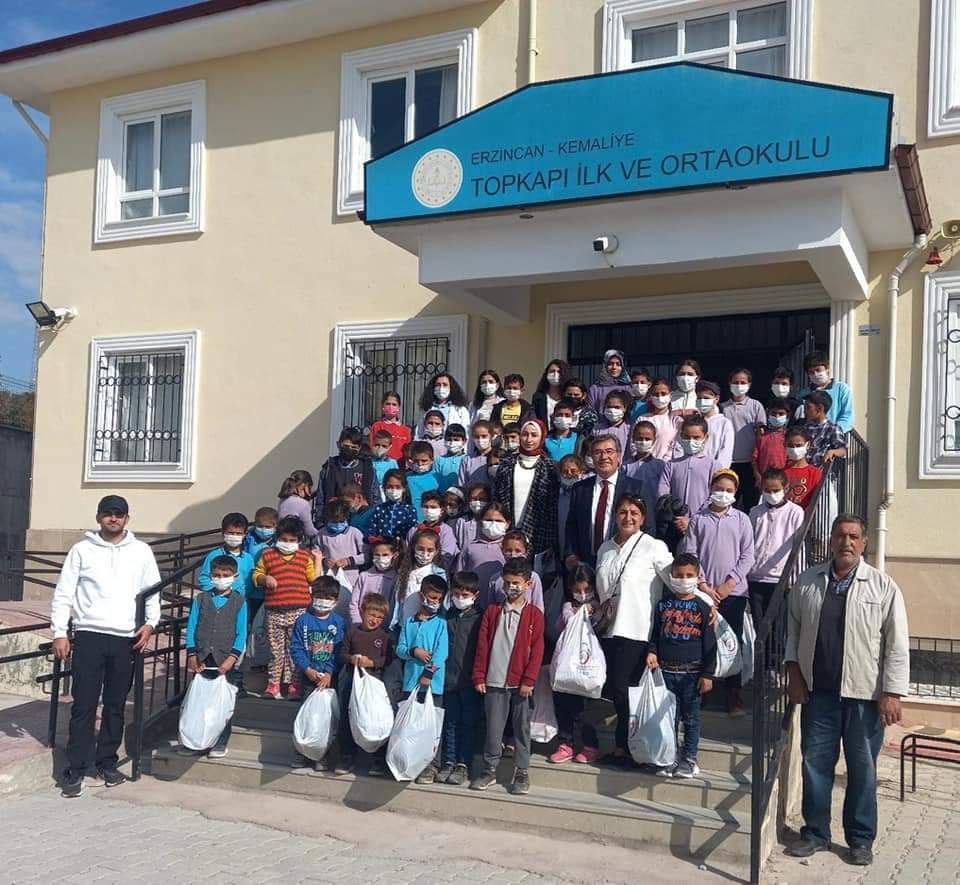 Bir mont-bir bot öğrencilere giysi desteği